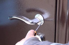 Замена дверной ручки металлической двери в Севастополе